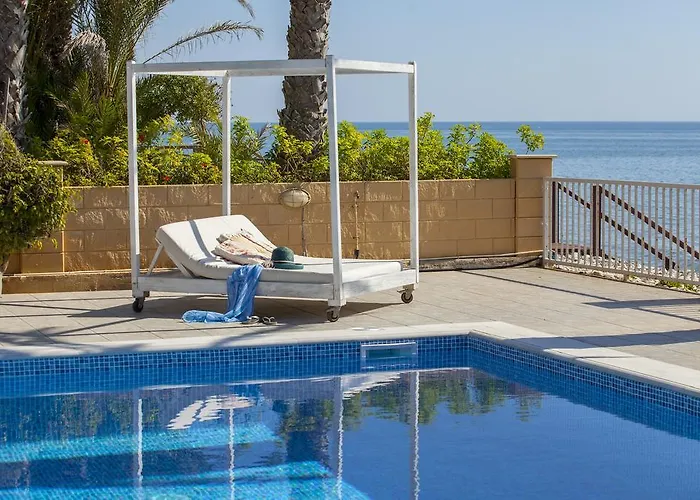 Semesterbostad Meneou Beachfront Sunset