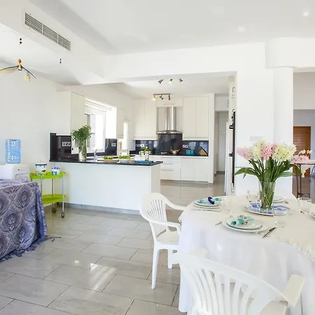 Meneou Beachfront Sunset Holiday home *