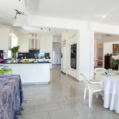 Meneou Beachfront Sunset Holiday home *