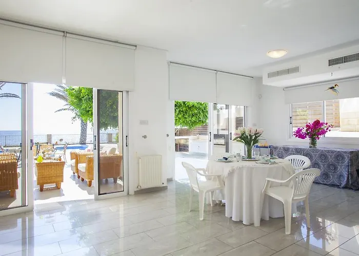 Prázdninový dům Meneou Beachfront Sunset *