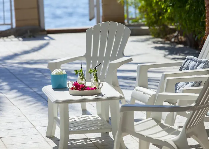 Prázdninový dům Meneou Beachfront Sunset